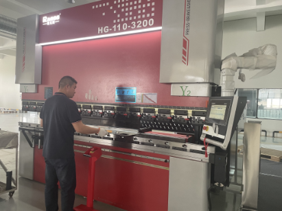 FFU production equipment, bending machine. FFU生产设备,弯曲机。