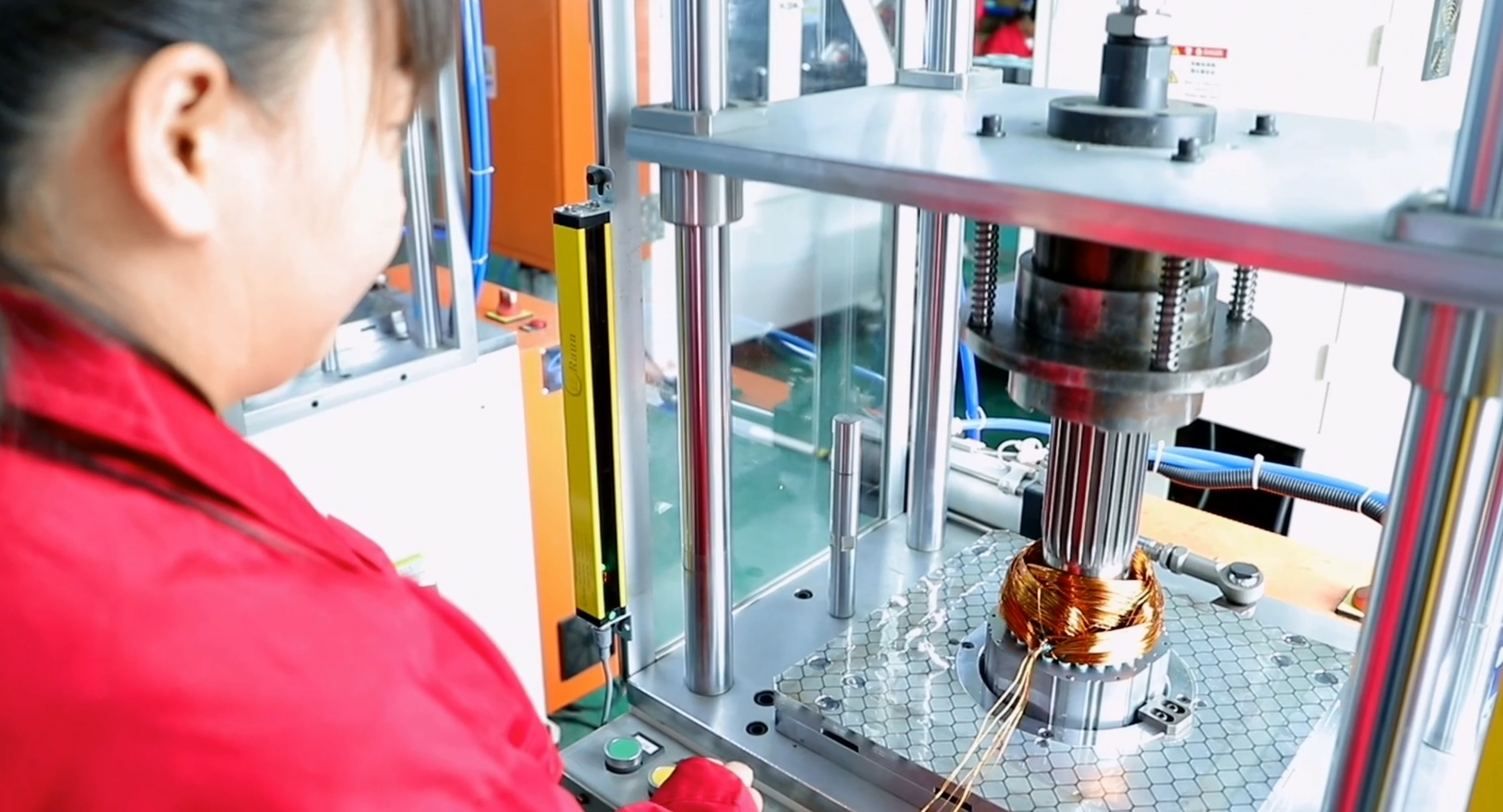 使用端模制机在电动电机生产中塑造电线线圈的过程如何？