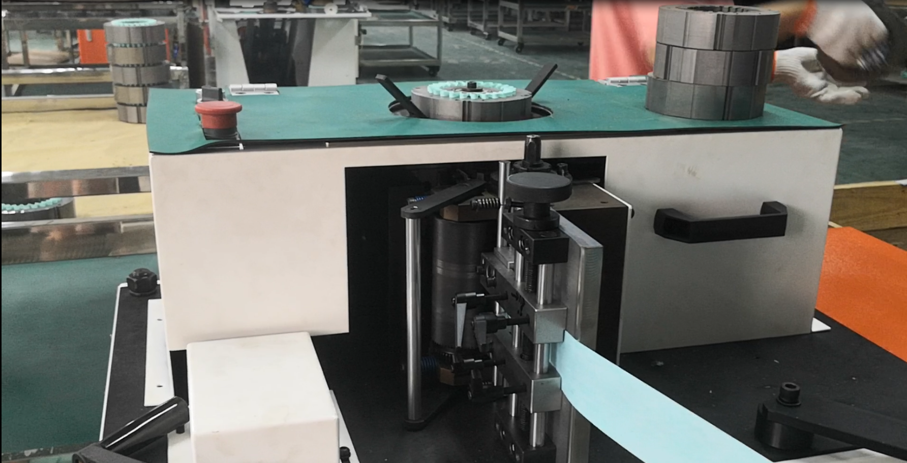 Insertion of insulation paper in the motor production process..png