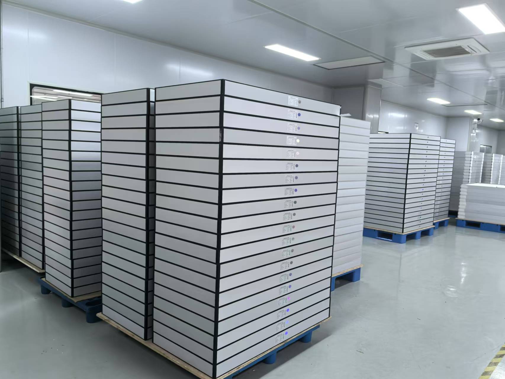 用于EFU设备的得胜鑫 H13-H17级HEPA和ULPA 过滤器系列，采用微玻璃纤维介质和集成密封条，实现零泄漏和完全气密，满足从100级车间到高端半导体制造的各种清洁度要求。